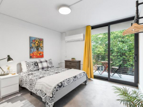 Chic Studio with Queen Bed, City Walkable!